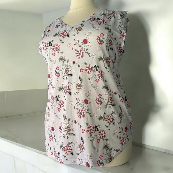 NWT! Lavender floral sleeveless V-neck, mock shoulder, top size 12 or large - Picture 3 of 8